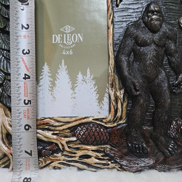 Bigfoot Picture frame.9.5"H x 9.5"W Resin Holds a 4x6 photo with Big Foot - Picture 4 of 14